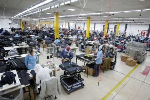 Pengertian, Fungsi dan Ruang Lingkup Manajemen Produksi - Pada kesempatan kali ini kita akan membahas tentang Manajemen Produksi. Apa itu Manajemen Produksi, untuk menjawab pertanyaan tersebut silahkan simak ulasannya berikut : Pengertian Manajemen Produksi Manajemen Produksi merupakan bagian dalam bidang manajemen yang berperan dalam mengkoordinasikan kegiatan untuk mencapai tujuan. Dan cara untuk mengatur kegiatan ini, perlu dibuat keputusan-keputusan yang berhubungan dengan usaha-usaha dalam mencapai tujuan agar barang dan jasa yang akan dihasilkan sesuai dengan apa yang sudah direncanakan. Dengan demikian, manajemen produksi itu menyangkut hal dalam pengambilan keputusan yang berhubungan dengan proses produksi agar dapat mencapai tujuan organisasi atau perusahaan. Fungsi Manajemen Produksi Sofjan Assauri, 2004:22 menjelaskan bahwa secara umum fungsi produksi itu terkait dengan pertanggung jawaban dalam pengolahan dan pentransformasian masukan (input) menjadi keluaran (output) berupa barang atau jasa yang akan memberikan hasil pendapat bagi perusahaan. Empat fugsi paling penting dari fungsi produksi menuut Sofjan Assauri yakni ; - Proses pengolahan ialah metode atau teknik yang dipakai untuk mengolah masukan ata input. - Jasa-jasa penunjang ialah sarana yang berupa pengorganisasian yang diperlukan untuk penetapan seta metode yng akan dijalankan sehingga proses pengolahan bisa terlaksana dengan efektif dan efisien. - Perencanaan ialah sebuah keterkaitan dan pengorganisasian dari kegiatan produksi yang dilakukan dalam sat waktu atau dalam periode tertentu. - Pengawasan atau pengendalian ialah fungsi untuk menjamin terlaksananya kegiatan yang sesuai dengan yang telah direncanakan, sehingga maksud seta tujuan penggunaan dan pengolahan masukan pada kenyataan bisa dilaksanakan. Ruang Lingkup Manajemen Produksi Terdapat tiga kategori kebijakan atau keputsan utama yang tedapat pada ruang lingkup manajemen produksi, yakni : - Kebijakan atau keputusan tentang desain. Dalam hal ini desain tegolong tipe keputusan jangka panjang dan dalam artian luas meliputi penentuan desain dai poduk yang akan dihasilkan nantinya, lokasi atau desain dan tata letak dari pabrik, desain dai kegiatan pengadaan masukan yang dibutuhkan, metode atau desain dan teknologi pengolahan desain atas oganisasi dan desain atas job specification dan job description. - Kebijakan atau keputusan tentang proses opeation atau transformasi, keputusan ini bejangka pendek, berhubungan dengan keputusan taktis dan operasi. Didalamnya berhubungan dengan jadwal produksi, shift atau gilir kerja personil pabrik, biaya produksi, jadwal untuk menyerahkan masukan ke subsistem pengolahan serta jadwal penyerahan keluaran ke customer atau penyelesaian dai poduk. - Kebijakan atau keputusan perbaikan bekala dari sistem operasi, dikarenakan siftnya yang berkesinambungan atau berkala maka kebijakan ini bersifat rutin. Kegiatan yang ada ddalamnya pada pokoknya meliputi perbaikan berkala dari mutu keluaran, keefektifan dan keefisienan sistem, kapasitas serta kompetensi dari pekerja, perawatan alat kerja atau perawatan mesin, dan perbaikan berkala dari metode pengerjaan produk atau penyelesaian produk. Itulah ulasan sekilas penjelasan tentang Pengertian, Fungsi dan Ruang Lingkup Manajemen Produksi, terima kasih telah menyempatkan membaca, semoga artikel yang anda baca bermanfaat, jangan sungkan untuk mengirimkan kritik maupun saran kepada redaksi kami Baca Juga >>> Definisi Pemasaran dan Manajemen Pemasaran Pengertian, Fungsi, Konsep dan Tujuan Manajemen Keuangan Pengertian, Konsep, dan Perencanaan Strategi Manajemen Pemasaran Menurut Para Ahli